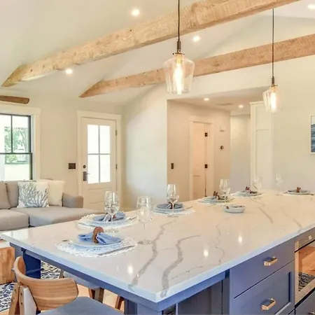 Renovated Kitchen Less Than 2 Miles To Beach!